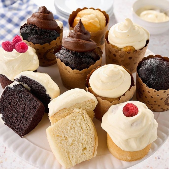 (AS SEEN ON QVC) Aunt Chelle's Vanilla and Chocolate Cupcakes with Vanilla and Chocolate Buttercream Frostings 12 Pk Combo